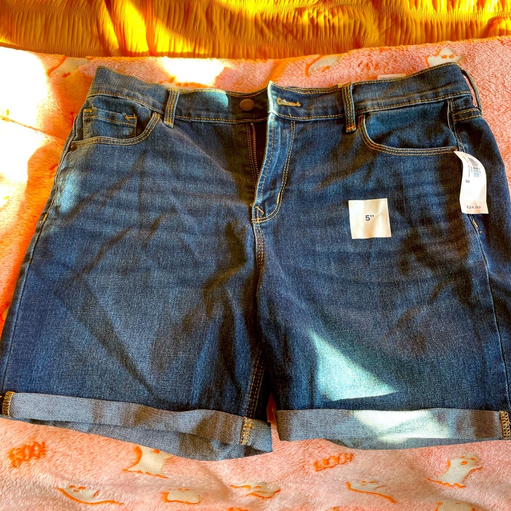 Never worn size 10 Old Navy shorts.